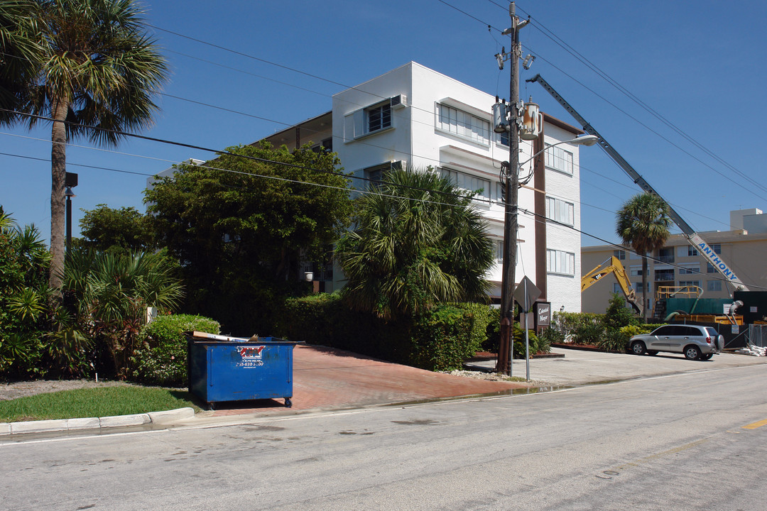 Colonial Manor in Miami Beach, FL - Building Photo