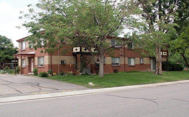 Cedar Avenue Apartments in Lakewood, CO - Foto de edificio - Building Photo