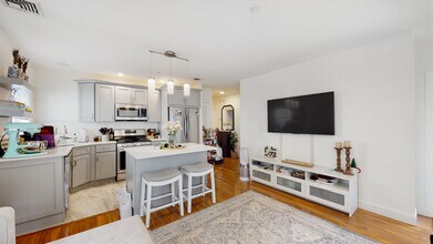 111 W 8th St, Unit D in Boston, MA - Building Photo - Building Photo