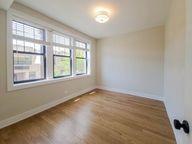 2020 W Montrose Ave, Unit 2B in Chicago, IL - Building Photo - Building Photo