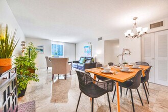 1200 Brickell Bay Dr in Miami, FL - Building Photo - Building Photo