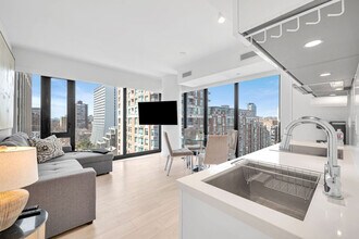 174 Cumberland St, Unit SI ID1388903P in Toronto, ON - Building Photo - Building Photo