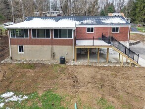 2158 Reis Run Rd in Pittsburgh, PA - Foto de edificio - Building Photo