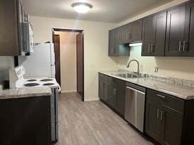 White House Apartments in Kent, WA - Building Photo