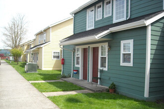 Country Run Apartments in Kelso, WA - Building Photo - Building Photo