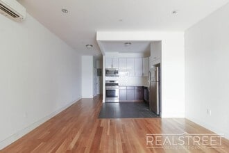 LUXURY LOFT in Queens!, Unit 619 in Queens, NY - Foto de edificio - Building Photo