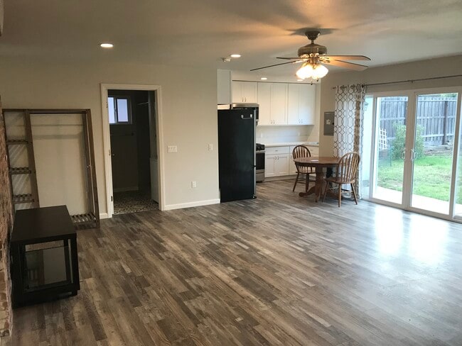 430 E Bixby Rd in Long Beach, CA - Building Photo - Building Photo