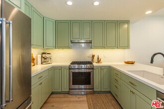 6485 Zuma View Pl in Malibu, CA - Building Photo - Building Photo