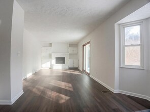 6571 Schenk Ave in Reynoldsburg, OH - Foto de edificio - Building Photo