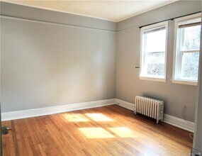 576 Warburton Ave in Hastings On Hudson, NY - Foto de edificio - Building Photo