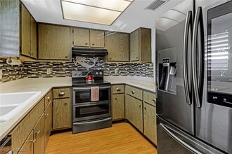 300 Valley Stream Dr in Naples, FL - Building Photo - Building Photo