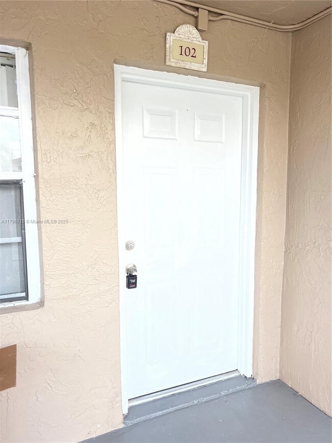 2580 W 60th St in Hialeah, FL - Building Photo - Building Photo