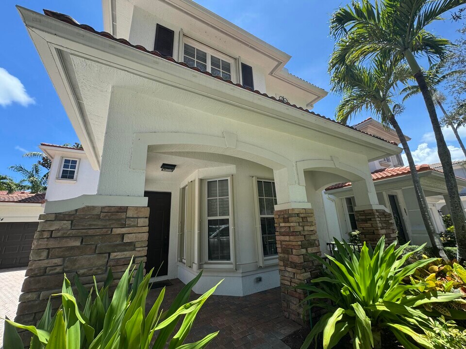 374 Columbus St in Palm Beach Gardens, FL - Building Photo
