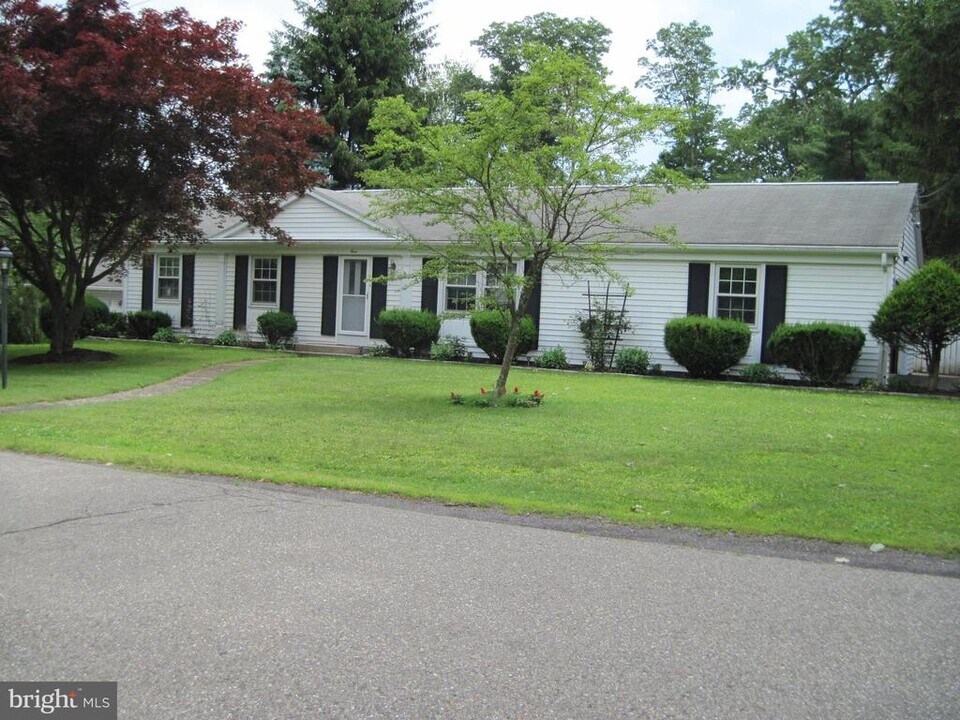 3 Edward St in Mountain Top, PA - Building Photo