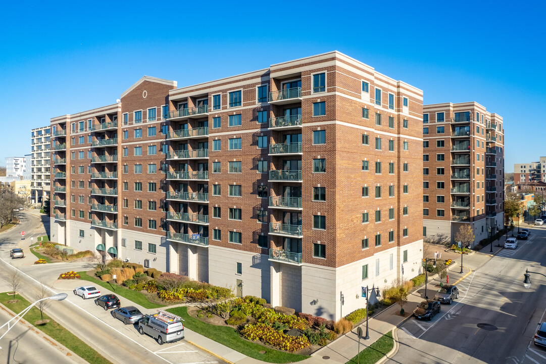 Library Courte Condominiums in Des Plaines, IL - Foto de edificio