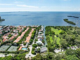 2120 S Bayshore Dr in Miami, FL - Building Photo