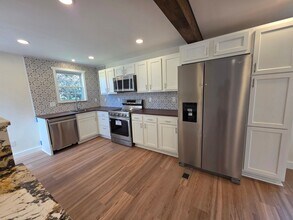 8227 Vivian Dr in Pittsburgh, PA - Building Photo - Building Photo