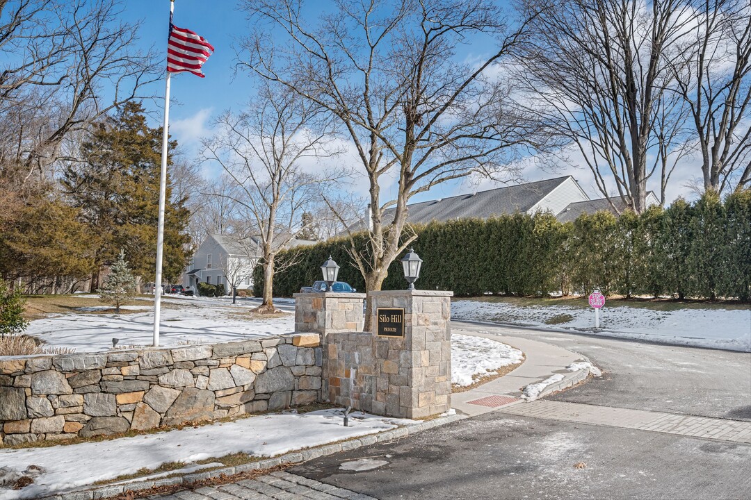 40 Silo Cir in Greenwich, CT - Building Photo