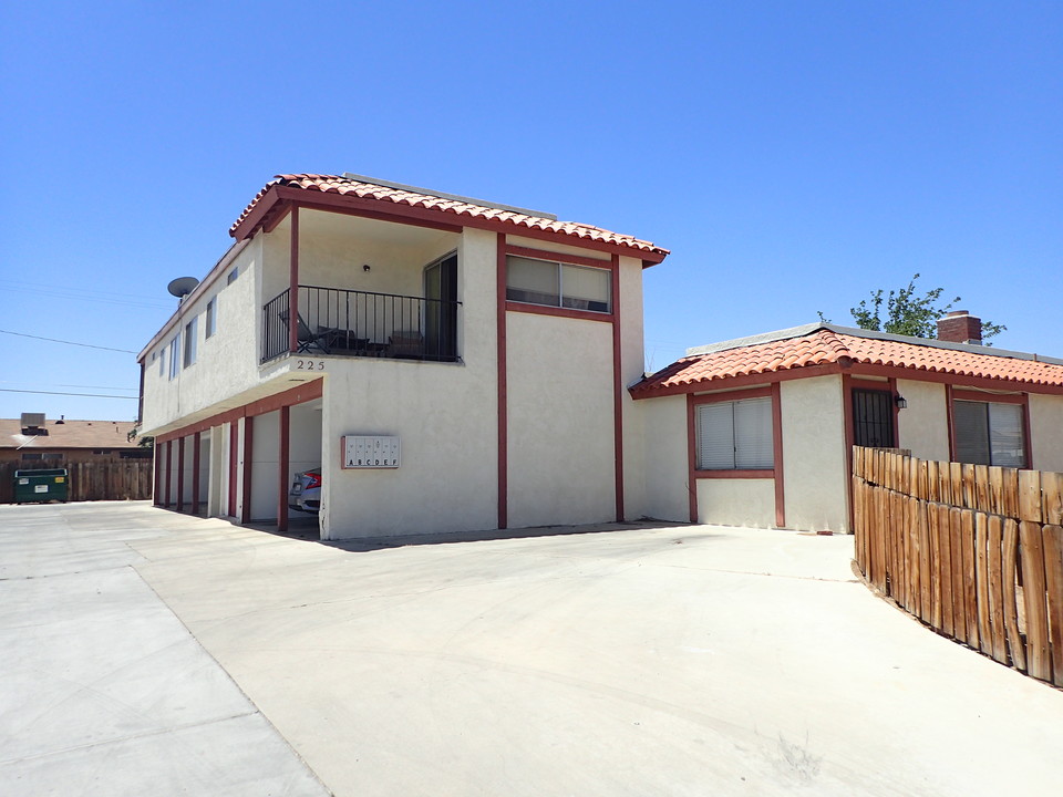 225 W Robertson Rd in Ridgecrest, CA - Building Photo