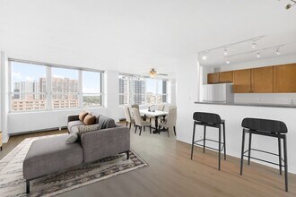 655 W Irving Park Rd, Unit 1114 in Chicago, IL - Foto de edificio - Building Photo