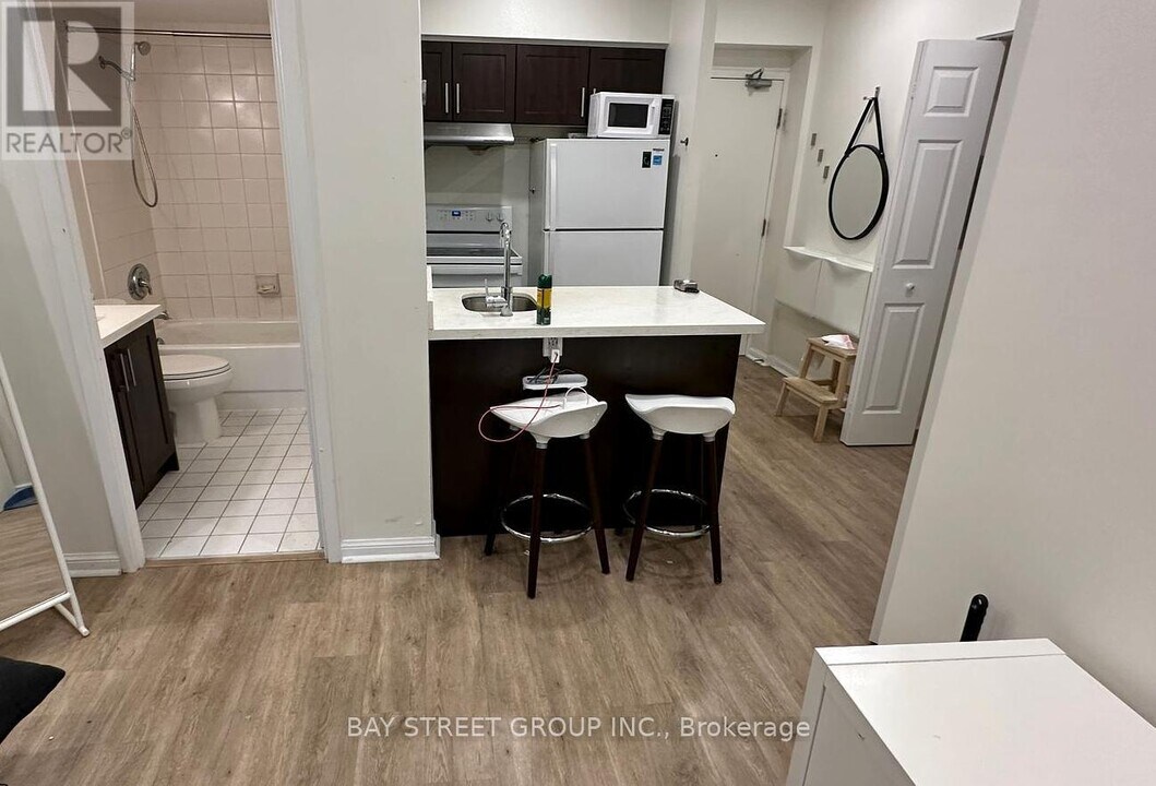 25-425 Grenville St in Toronto, ON - Building Photo