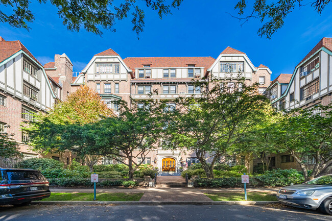 Tennis View Apartments in Forest Hills, NY - Building Photo - Building Photo