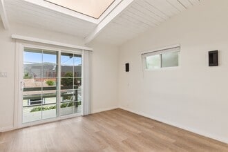 525 Catalina St in Laguna Beach, CA - Foto de edificio - Building Photo