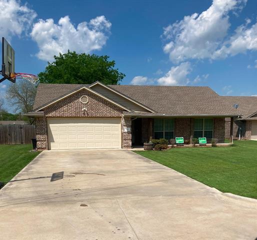 201 E Border St in Rio Vista, TX - Building Photo