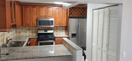 6914 SW 114th Pl in Miami, FL - Building Photo - Building Photo