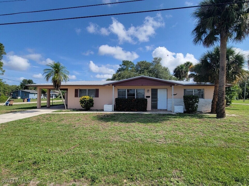 2215 E 6th St in Lehigh Acres, FL - Building Photo