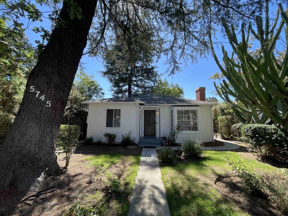 5745 Hazeltine Ave in Los Angeles, CA - Building Photo