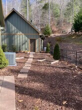 18 Twisted Birch Dr in Hendersonville, NC - Foto de edificio - Building Photo