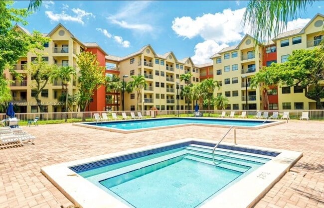 8343 Lake Dr, Unit 8343Lake Dr Doral FL33166 in Doral, FL - Foto de edificio - Building Photo