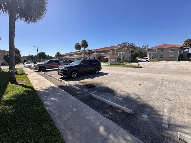 1021 Twin Lakes Dr in Coral Springs, FL - Building Photo - Building Photo