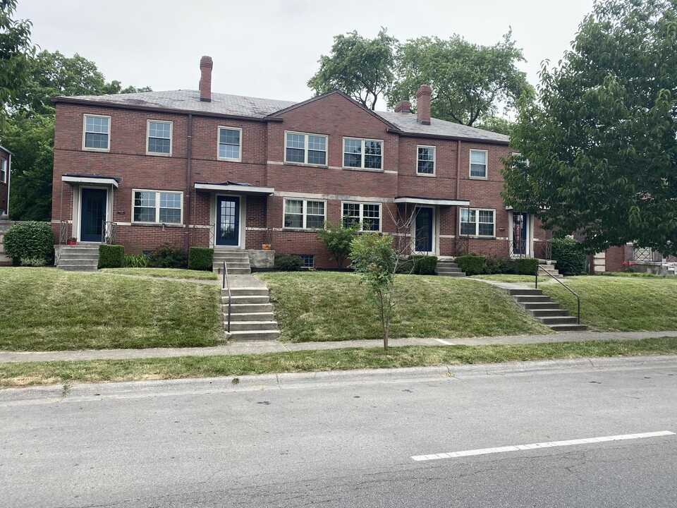 1042 Northwest Blvd in Grandview Heights, OH - Foto de edificio