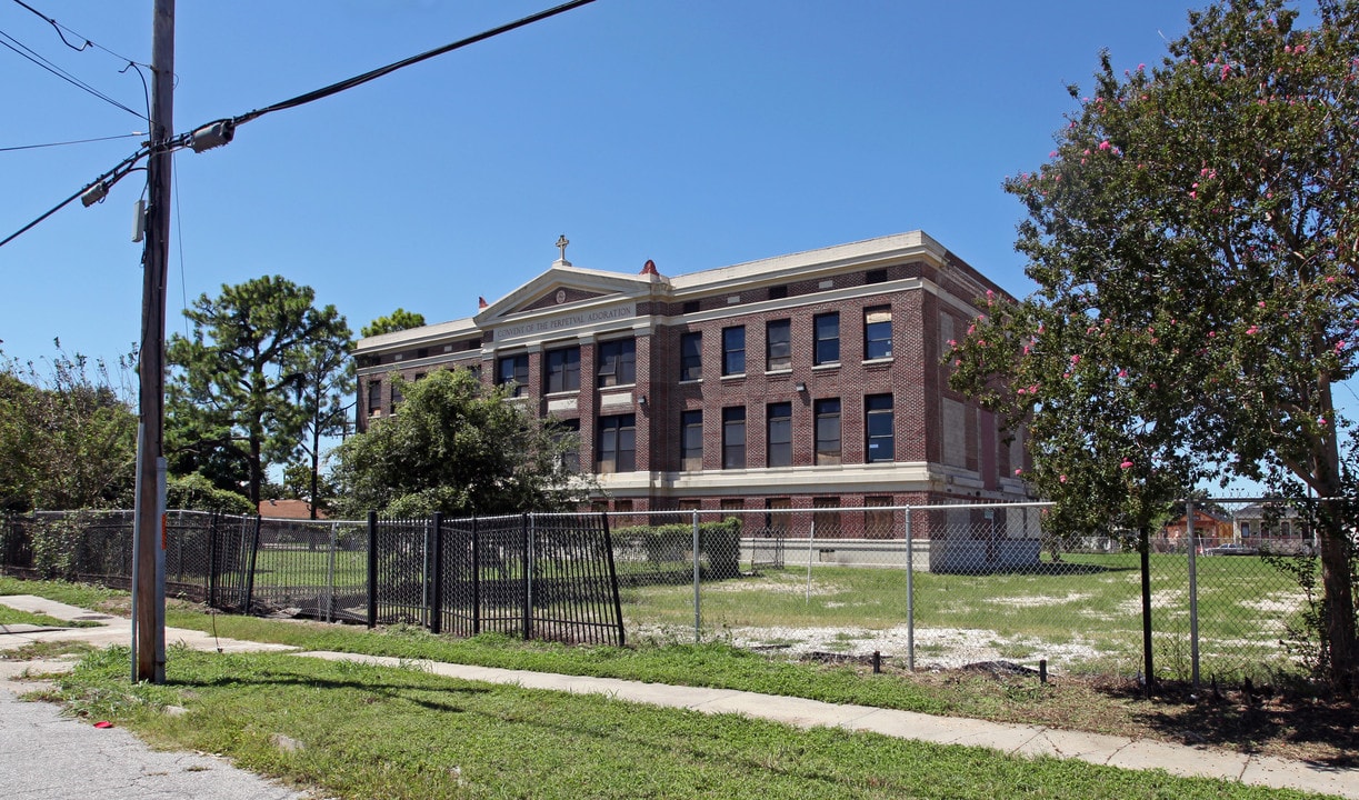 Villa St. Maurice in New Orleans, LA - Building Photo