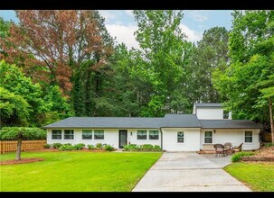 3785 Somerset Dr SW in Marietta, GA - Building Photo - Building Photo