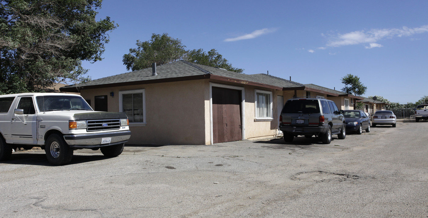 14379 Main St in Hesperia, CA - Building Photo