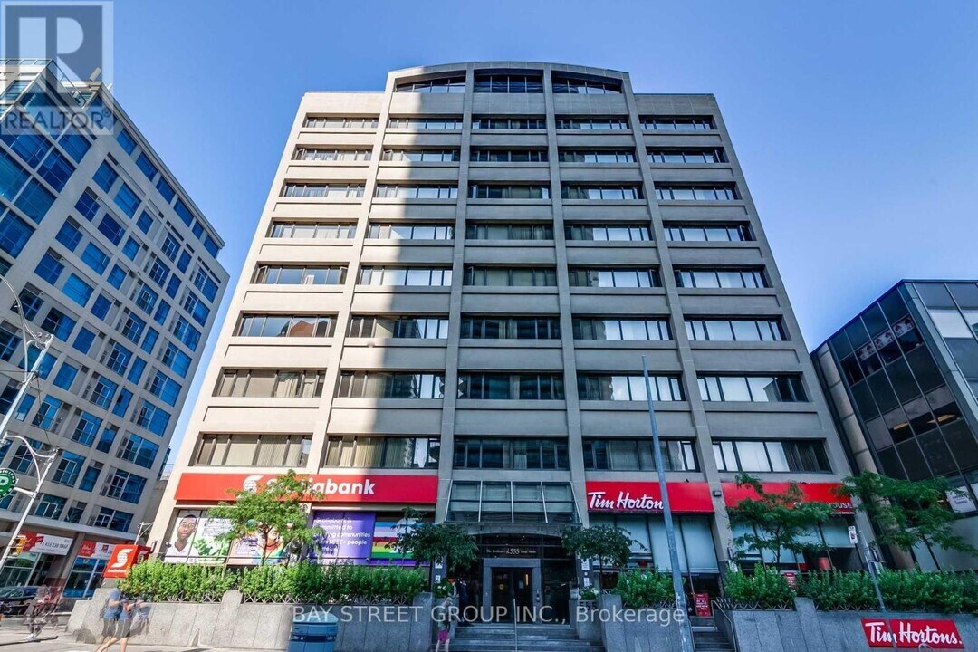 555-555 Yonge St in Toronto, ON - Building Photo