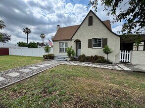 333 S 1st Ave in Covina, CA - Foto de edificio - Building Photo