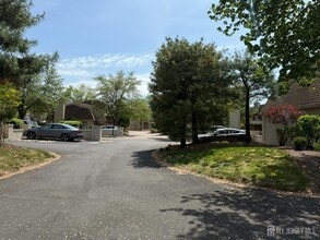 75 Gate House Ln in Edison, NJ - Building Photo - Building Photo