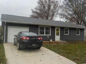 1765 Valley Dr in Davenport, IA - Building Photo