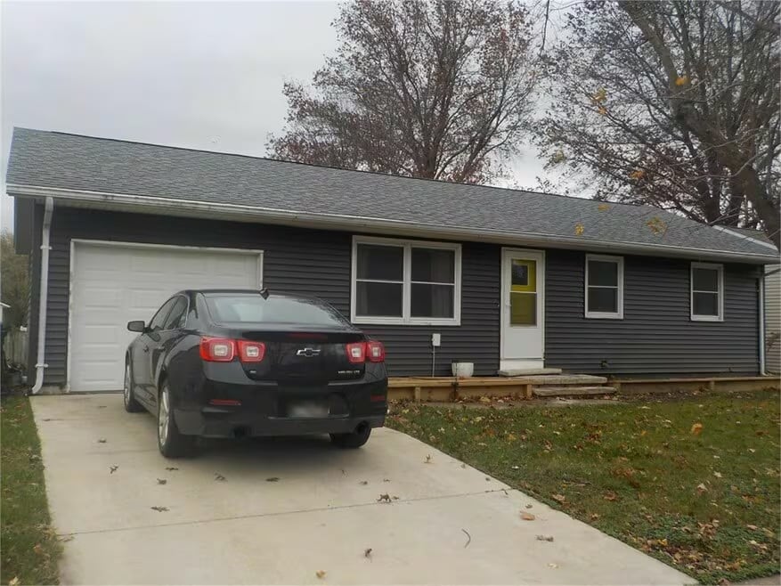 1765 Valley Dr in Davenport, IA - Building Photo