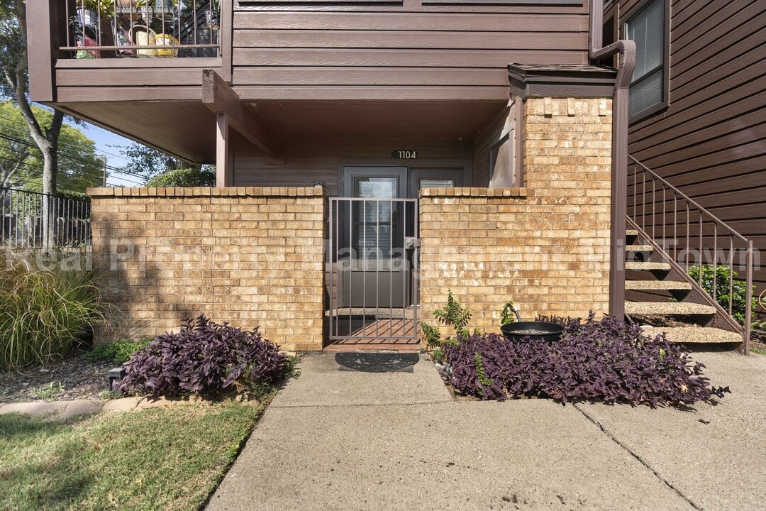 1700 Baird Farm Cir in Arlington, TX - Building Photo