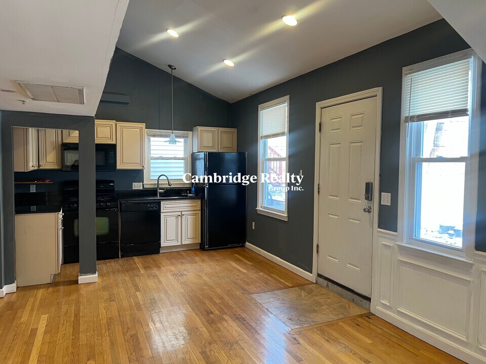 89 Spring St, Unit 3 in Cambridge, MA - Building Photo