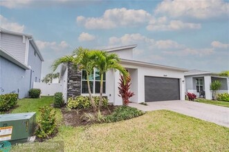 10669 SW Gloriana St in Port St. Lucie, FL - Foto de edificio - Building Photo