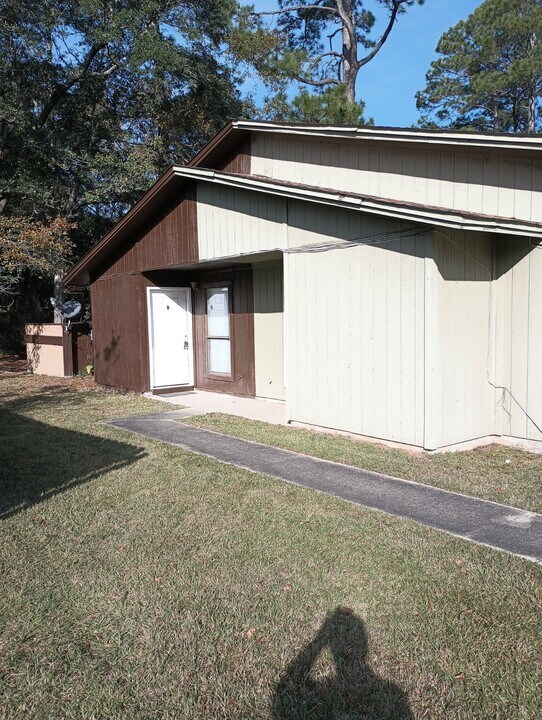 8325 Country Walk Dr, Unit D in Pensacola, FL - Foto de edificio