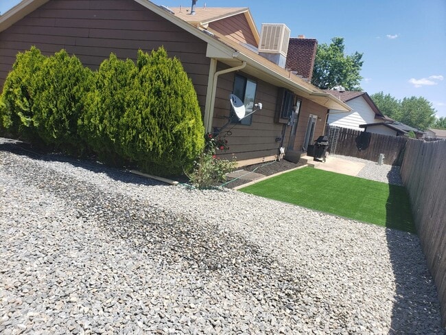1078 N Pond Dr in Brighton, CO - Foto de edificio - Building Photo