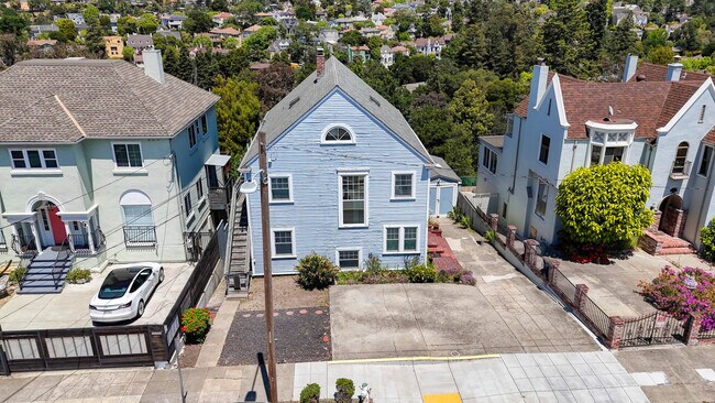 900 MacArthur Blvd, Unit B in Oakland, CA - Foto de edificio - Building Photo