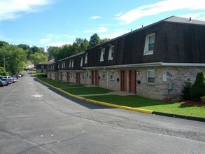 Cooper Street Apartments in Slippery Rock, PA - Foto de edificio - Building Photo